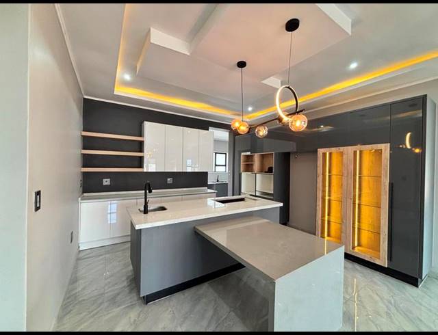 5 BEDROOM HOUSE FOR SALE IN SIX FOUNTAINS RESIDENTIAL ESTATE